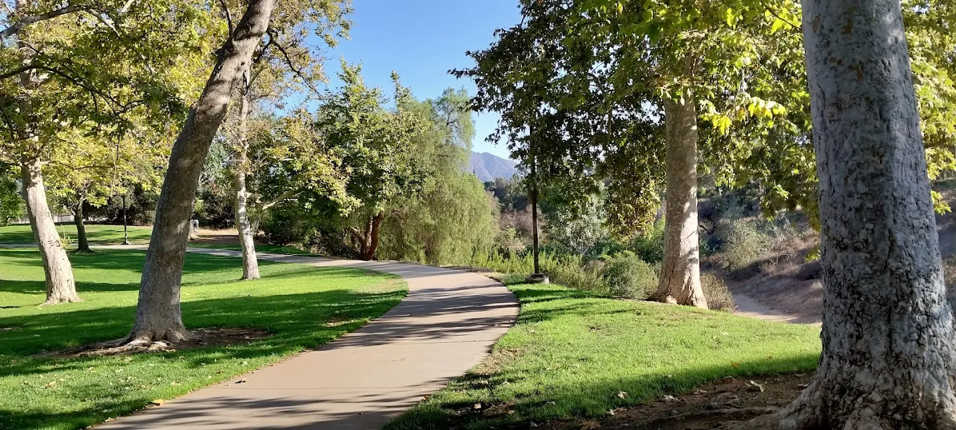 Path through Mission Oaks Park, Camarillo